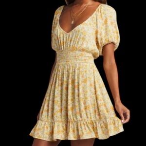 Billabong Something pretty Floral Dress w sunflowers throughout. Summer ready!